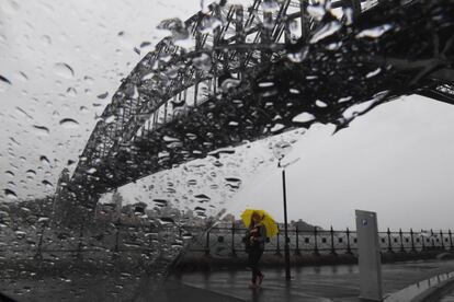 Vista del Puente de la bahía de Sídney durante una fuerte lluvia en Nueva Gales del Sur (Australia).