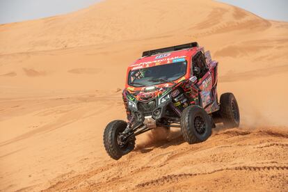 Pau Navarro conduce su coche durante la novena etapa del rally Dakar.