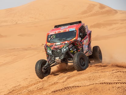 Pau Navarro conduce su coche durante la novena etapa del rally Dakar.