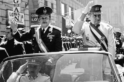 Pinochet (derecha) y el paraguayo Alfredo Stroessner, en 1974.