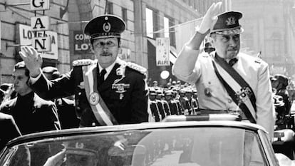 Pinochet (à direita) e o paraguaio Alfredo Stroessner, em 1974.
