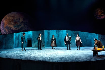 Escena de <i>En la luna</i> (con Juan Codina, Palmira Ferrer, Nuria Mencía, Luis Moreno, Jesús Noguero y Lucía Quintana en el reparto), de Alfredo Sanzol, en el teatro de la Abadía de Madrid.