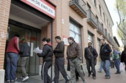 Varias personas hacen cola en la Oficina de Empleo de la Avenida de Guadalajara de Alcal&aacute; de Henares (Madrid).