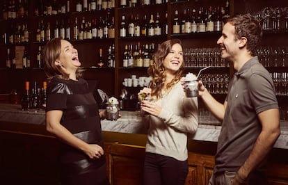 Rocío Osborne, sexta generación de la histórica familia bodeguera, degustando unos cócteles de brandy Carlos I con los hermanos María y Felipe Conde, cuarta generación de luthiers, en el gastro cocktail bar Angelita Madrid.