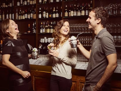 Rocío Osborne, sexta generación de la histórica familia bodeguera, degustando unos cócteles de brandy Carlos I con los hermanos María y Felipe Conde, cuarta generación de luthiers, en el gastro cocktail bar Angelita Madrid.