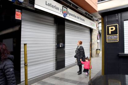 Una mujer lee el comunicado en la puerta de la administraci&oacute;n de La Bruixa d&#039;Or de Sort, cerrada este viernes. 