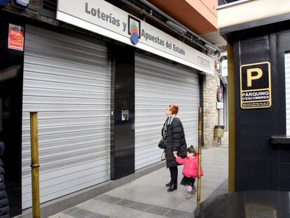 Una mujer lee el comunicado en la puerta de la administraci&oacute;n de La Bruixa d&#039;Or de Sort, cerrada este viernes. 