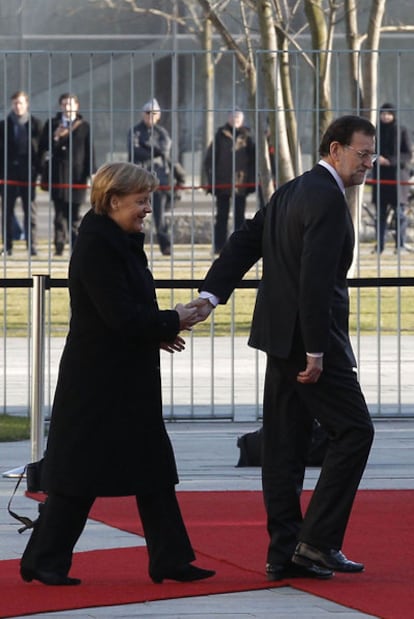 Angela Merkel y Mariano Rajoy, en la ceremonia de bienvenida al presidente en Berlín.