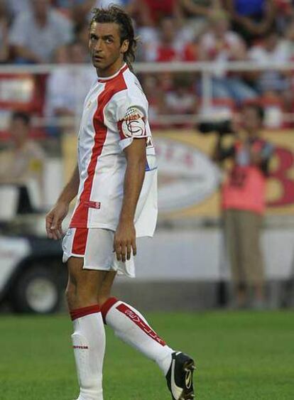 Javi Navarro, con la camiseta del Sevilla.
