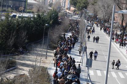 Miles de personas esperan su turno para votar en un colegio electoral en Madrid.