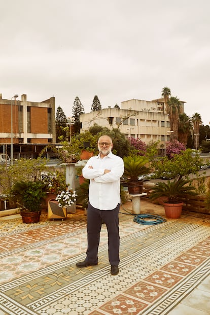 Karim Chaya fotografiado en la fábrica de azulejos BlattChaya. Luce camisa de Uniqlo y pantalón Dustin x El Corte Inglés.