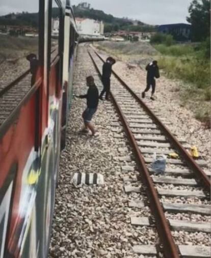 Fotograma de un vídeo facilitado por la Guardia Civil de un supuesto 'trabajo' del grupo de grafiteros.