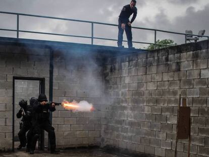 Policiais durante treinamento no complexo penitenciário de Bangu.