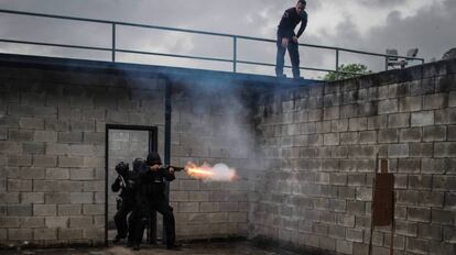 Policiais durante treinamento no complexo penitenciário de Bangu.