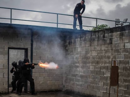 Policiais durante treinamento no complexo penitenciário de Bangu.