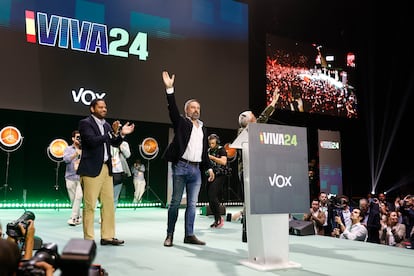 José Antonio Ortega Lara (derecha), fundador de Vox, junto a Ignacio Garriga (izquierda), y el líder del partido, Santiago Abascal (centro) al inicio de la convención política de Vox.
