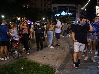 La policía despeja zonas de acumulación de personas sin mascarillas ni distancia de seguridad en El Barrio de Ruzafa, Valencia.