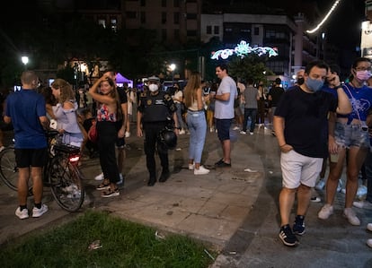 La policía despeja zonas de acumulación de personas sin mascarillas ni distancia de seguridad en El Barrio de Ruzafa, Valencia.