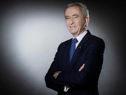 (FILES) This file photo taken on September 19, 2017 shows CEO of LVMH Bernard Arnault, poses during a photo session in Paris. - French Bernard Arnault and his family top the Forbes list of the world's richest people, ahead of Elon Musk. (Photo by JOEL SAGET / AFP)