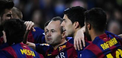 Los jugadores del Barça celebran con Iniesta su gol al Villarreal.