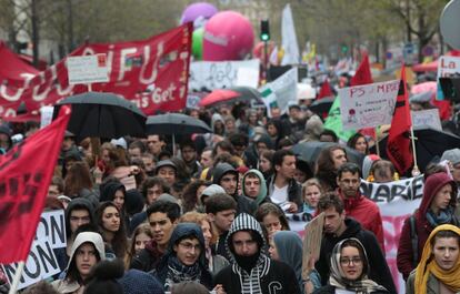 Multitud de jóvenes han salido a la calle para manifestarse contra las propuestas laborales del gobierno francès en París, Francia.