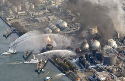 Labores de extinción durante el incendio de la central nuclear de Fukushima, en Japón. En 2013, dos años después del accidente, la planta todavía vertía residuos radiactivos al océano Pacífico. Las imágenes seleccionadas para el libro 'Overdevelopment, Overpopulation, Overshoot' también se pueden compartir por correo electrónico a modo de postales a través de la página web de la campaña (populationspeakout.org).