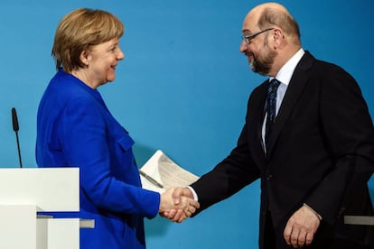 Angela Merkel, canciller alemana y líder de la CDU, y Martin Schylz, líder socialista (SPD), sellan un acuerdo para negociar una gran coalición. EFE/ Clemens Bilan