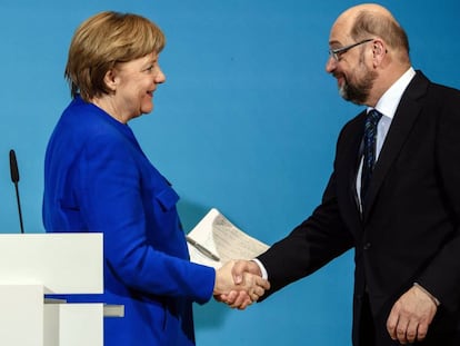 Angela Merkel, canciller alemana y líder de la CDU, y Martin Schylz, líder socialista (SPD), sellan un acuerdo para negociar una gran coalición. EFE/ Clemens Bilan