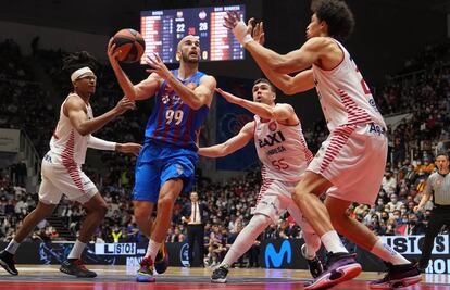 Calathes busca un pase rodeado de los defensores del Manresa. acbphoto
