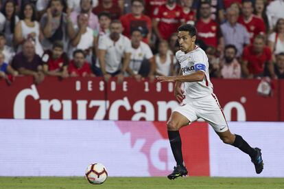 Jesús Navas avanza por la banda del Pizjuán ante el Madrid.