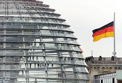 Imagen del exterior del Reichstag, en Berlín, con visitantes paseando por el interior de la cúpula.