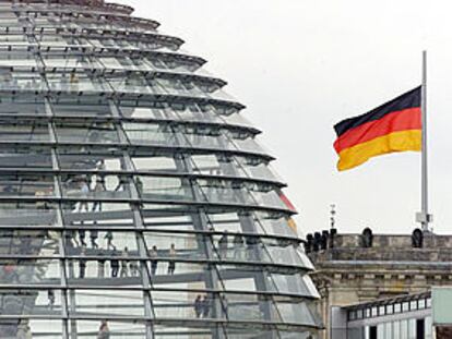 Imagen del exterior del Reichstag, en Berlín, con visitantes paseando por el interior de la cúpula.