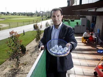 Julio Amarillas muestra las pelotas de golf recogidas en su casa procedentes del campo de al lado.