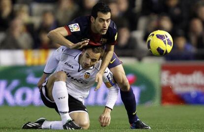 Busquets atropella a Soldado en una jugada.