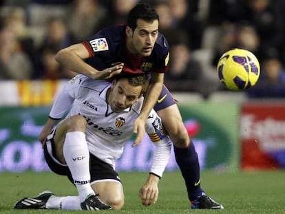 Busquets atropella a Soldado en una jugada.