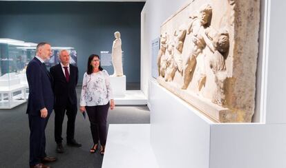 Hartwig Fischer, Peter Higgs, Elisa Durán en las exposición '¡Agón! La competición en la antigua Grecia'.
