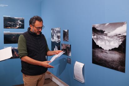 Carlos Salamanca enseña las fotografías de la serie 'Monumentos al necropoder', del artista Alejandro Jaramillo. 