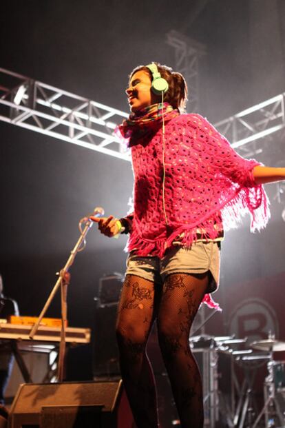 Liliana Saumet, vocalista del grupo colombiano Bomba Estéreo, en un momento de su actuación en el festival Eólica 2011.