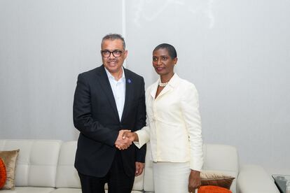 Filomena Gonçalves, ministra de Salud de Cabo Verde, junto con Tedros Adhanom Ghebreyesus, director general de la OMS, el pasado 11 de enero, en Praia.