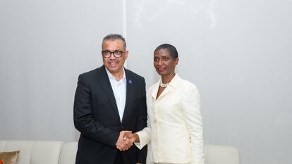 Filomena Gonçalves, ministra de Salud de Cabo Verde, junto con Tedros Adhanom Ghebreyesus, director general de la OMS, el pasado 11 de enero, en Praia.