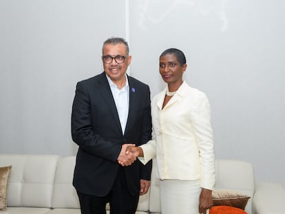 Filomena Gonçalves, ministra de Salud de Cabo Verde, junto con Tedros Adhanom Ghebreyesus, director general de la OMS, el pasado 11 de enero, en Praia.