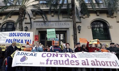 GRA082. VALENCIA, 02/02/2013.- Cerca de un centenar de personas conocadas por ADICAE se han concetrado hoy ante la sede del Banco de España en Valencia para exigir una solución generalizada a los afectados por la participaciones preferentes,deuda subordinada,cédulas hipotecarias y otros productos tóxicos que ha comercializado la banca. EFE/Juan Carlos Cárdenas