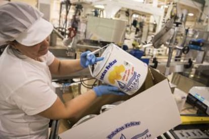 Una trabajadora de Bonilla a la Vista empaqueta latas de patatas en la factoría de Arteixo (A Coruña).
