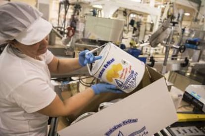 A factory worker packing the trademark cans in Arteixo (A Coruña).