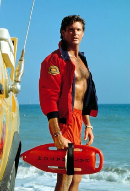 David Hasselhoff interpretando a Mitch Buchannon, el guardacostas más famoso de la televisión.