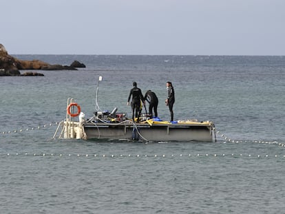 Dvd 1231 (13-09-24). Varios buceadores han comenzado este viernes los trabajos de extracción del barco fenicio que desde hace unos 2.600 años yace en el fondo del mar en la costa de Mazarrón (Murcia).