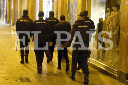 Sobre las 4.40, tras las primeras estampidas, se detuvieron a tres personas más en torno a la calle Arjona por desórdenes públicos. "Llevaban objetos metálicos que usaban para hacer ruido contundente para provocar carreras", informa el Ayuntamiento. En la imagen, uno de los ocho detenidos por desórdenes públicos durante la Madrugá de Sevilla.