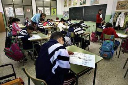 Alumnos de un colegio de Valencia pasan una prueba de matemáticas y lengua.