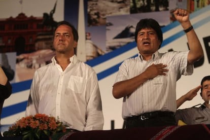 El presidente de Bolivia, Evo Morales (der), pariticipa de un acto junto al gobernador de la provincia de Buenos Aires, Daniel Scioli (izq), en la localidad de Escobar (Argentina) el pasado 9 de diciembre.