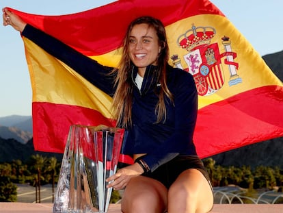 La tenista española Paula Badosa posa para los medios tras hacerse con el campeontado californiano de Indian Wells.